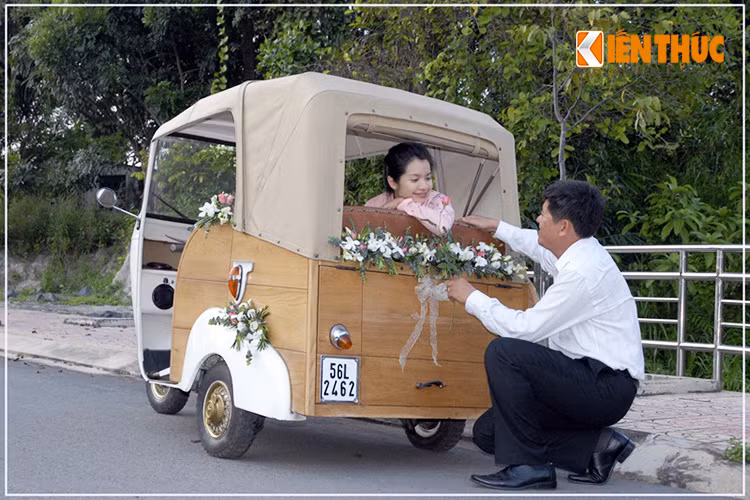 Theo anh Dũng, chủ nhân của chiếc xe cho biết, chiếc xe Vespa 150 Ape thường xuyên được trang trí vào những dịp lễ, tết… với mục đích để các cặp đôi chụp ảnh, không hề mang mục đích lợi nhuận.
