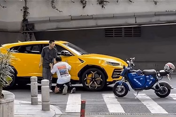 Thanh nien tong mop sieu xe Lamborghini Urus, quy xuong xin chu xe