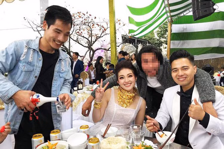 Được biết, nhà trai là gia đình này rất giàu có khi làm nghề đóng tàu biển và vận chuyển hàng hoá bằng tàu biển ở huyện Hải Hậu. Còn nhà gái tại huyện Trực Ninh hiện đang hoàn thành việc xây dựng toà lâu đài 7 tầng.
