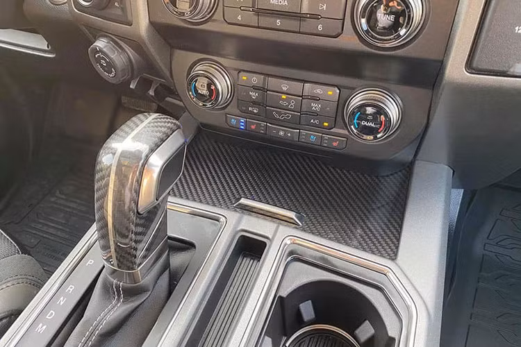 Về động cơ, Ford Raptor 2019 vẫn sử dụng động cơ V6 mạnh mẽ, dung tích 3.5 lít tăng áp kép, sản sinh công suất tối đa 450 mã lực và mô-men 692Nm. Sức mạnh được truyền xuống 4 bánh thông qua hộp số tự động 10 cấp. Không thay đổi nhiều về ngoại hình và truyền động, nhưng Ford Raptor 2019 lại hoàn toàn lột xác trong khả năng vận hành và off-road.