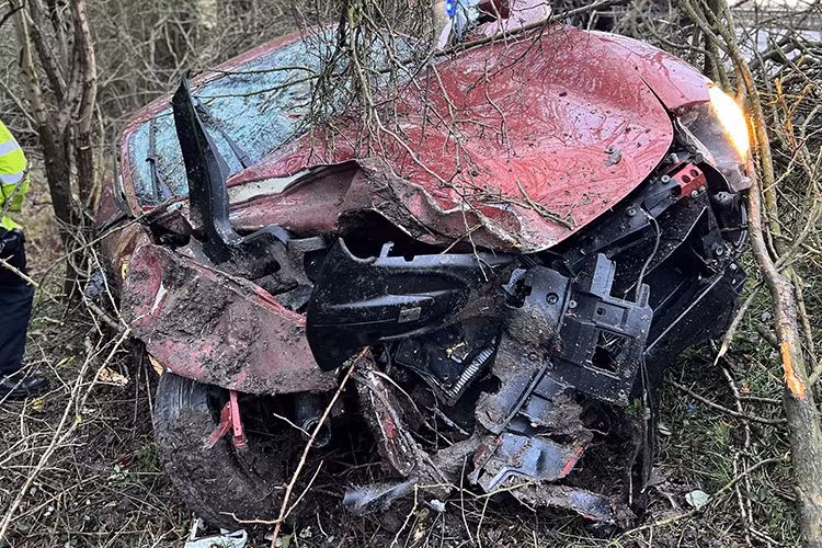 Sieu xe Ferrari Roma bi tai nan nat dau vi dua voi canh sat-Hinh-2