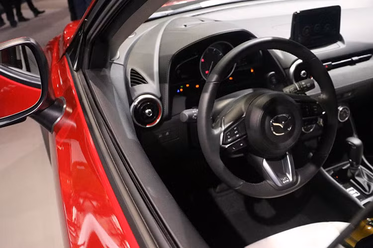 Bên trong, CX-3 2019 đã loại bỏ phanh tay cơ và thay thế bằng phanh tay điện tử, việc loại bỏ phanh tay cơ giúp xe có thêm không gian và Mazda đã bố trí bệ tỳ tay lớn hơn, hàng ghế phía trước rộng hơn và thoải mái hơn khi ghế sử dụng vật liệu bọt Urethane giúp hấp thụ rung động.