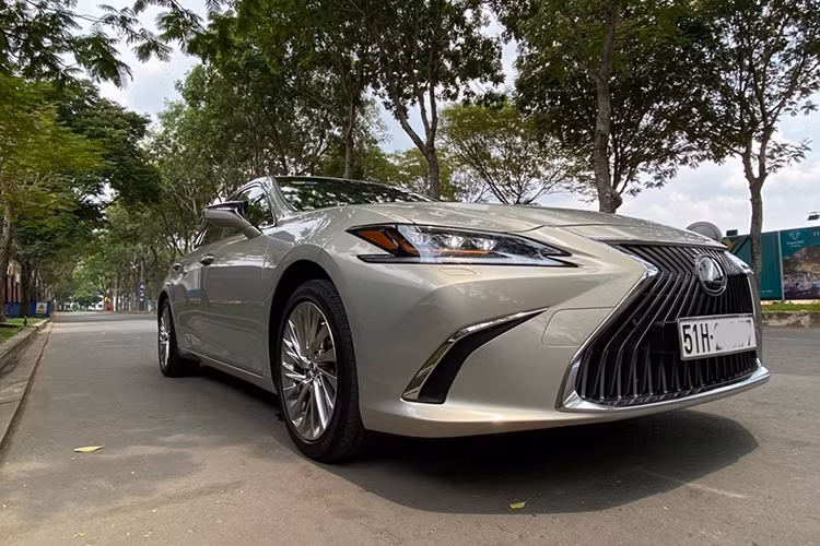 Đây là thế hệ mới nhất của dòng xe sang Lexus ES, với thiết kế rất ấn tượng. Chiếc xe được một khách hàng ở TP HCM “đập hộp” cách đây khoảng 3 tháng, chạy được 1.300 km nhưng đã phải rao bán lại với giá bằng khi mua mới chính hãng tại Việt Nam, khoảng hơn 2,5 tỷ đồng.