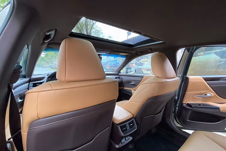 Các trang bị tiện nghi khác cho người dùng được đánh giá là khá đầy đủ, bao gồm ghế lái chỉnh điện 10 hướng tích hợp tính năng sưởi ấm, màn hình hiển thị kính lái HUD, sạc không dây, hệ thống âm thanh 10 loa,…