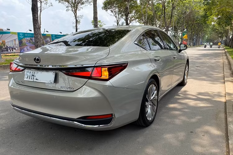 Kích thước dài x rộng x cao của Lexus ES 250 ở thế hệ mới nhất đều được thay đổi để phù hợp với nền tảng kiến trúc toàn cầu GA-K. Cụ thể, xe dài hơn thế hệ trước 65 mm, thấp hơn 5 mm và rộng hơn 45 mm so với thế hệ tiền nhiệm. Tổng thể ngoại hình mới mang hơi hướng coupe.