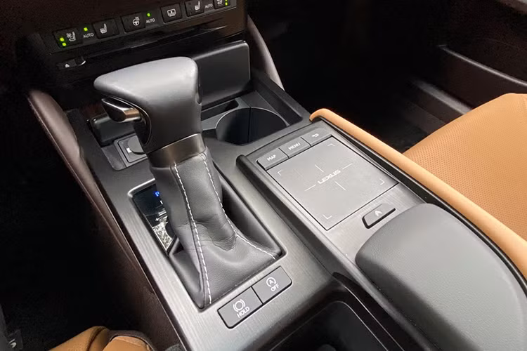Bên cạnh đó, các trang bị an toàn của Lexus ES 250 2020 cũng được nâng cấp, thêm cảnh bảo tiền va chạm, ga tự động thích ứng tự điều chỉnh khoảng cách và duy trì tốc độ an toàn với xe phía trước, hệ thống cảnh báo điểm mù BSM, hệ thống cảnh báo phương tiện cắt ngang phía sau RCTA, hệ thống cảnh báo áp suất lốp TPWS, chống bó cứng phanh ABS, hệ thống phân phối phanh điện tử EBD và 10 túi khí.