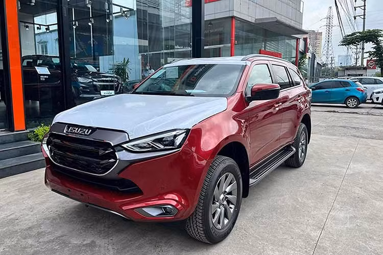 Vị trí thứ ba gọi tên Isuzu mu-X với 10 xe chốt đơn thành công. Dù doanh số tăng trưởng tới 66,6% theo tháng nhưng mu-X vẫn chưa thể thoát khỏi kịch bản bán ế. Giá xe Isuzu mu-X hiện đang có mức khởi điểm thấp nhất nhóm (910 triệu đồng), song thiết kế có phần kém nịnh mắt hơn các đối thủ.