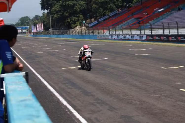 Ngày thi đầu tiên của chặng 4 ARRC gồm hai vòng đấu, 10 lap mỗi vòng. Vòng thi đấu đầu tiên chính thức khởi đua với 10 lap, xe số 96 của Nam bị đoàn bỏ 1 chặng quá xa, gần 1/12 lap mỗi lượt. Ở ngày thi đấu thứ hai, do động cơ xe gặp vấn đề khiến xe không thể tăng tốc, tay đua Cao Việt Nam đã phải bỏ dở cuộc thi sau vòng chạy đầu tiên.