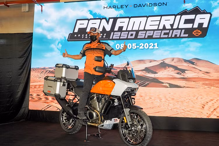 Hệ thống khung sườn trên Pan America 1250 là dạng lưới mắt mắt cáo và ngoài ra một phần động cơ sẽ đóng vai trò làm khung sườn để giảm trọng lượng cho xe. Hệ thống đèn pha thích ứng Advanced Daymaker Adaptive giúp tăng thêm khả năng chiếu sáng khi di chuyển qua những góc cua.