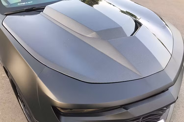 Bản độ được thực hiện trên Camaro thế hệ thứ 6. So với đời trước, thân xe vẫn giữ dáng fastback, chiều dài giảm 56 mm, chiều cao và chiều rộng cũng giảm đi 25 mm. Đáng chú ý là trên mẫu xe độ này, nắp capo cùng một số chi tiết được trang trí bằng carbon giúp xe nhẹ hơn nguyên bản.