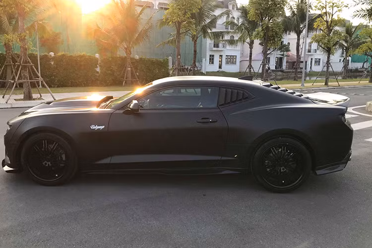 Chiếc xe cơ bắp này được chế tạo dựa trên cấu trúc Alpha của General Motors, đem lại đặc tính động học ưu việt, khả năng cân bằng tốt giữa trọng lượng và độ cứng cho một dòng xe hiệu suất cao. Khung sườn của Camaro 2017 cứng chắc hơn 28% trong khi lại nhẹ hơn ít nhất là 91kg so với thế hệ trước.