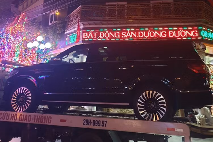 Chiếc SUV hạng sang cỡ lớn Lincoln Navigator của nữ đại gia "Dương Đường" được chồng tặng cho thuộc phiên bản sang và đắt nhất là Black Label L. Xe có kích thước tổng thể bao gồm chiều dài 5.636 mm, chiều cao 1.932 mm và chiều rộng 2.382 mm. Chiều dài cơ sở của xe lên tới 3.342 mm. Sức kéo tối đa của xe gần 4 tấn.