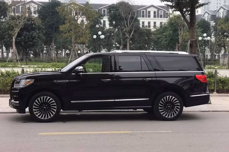 Các trang bị cao cấp nội thất của chiếc SUV hạng sang cỡ lớn của Ford có hệ thống thông tin giải trí SYNC 3, tương thích Apple CarPlay và Android Auto. Hàng ghế sau cũng được trang bị thêm 2 màn hình có kích thước 10 inch cùng nhiều tiện ích giài trí khác. Xe sở hữu động cơ xăng V6, dung tích 3.5 lít, tăng áp kép, sản sinh công suất tối đa 450 mã lực và mô-men xoắn cực đại 675 Nm, hộp số tự động 10 cấp.