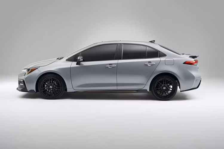 Tuy nhiên, bên cạnh Toyota Altis thế hệ mới, Toyota Việt Nam còn xin đăng kí bảo hộ thiết kế của chiếc sedan Toyota Corolla XSE phiên bản Mỹ. Theo đó, đơn bảo hộ kiểu dáng chiếc sedan Toyota Corolla XSE phiên bản Mỹ được nộp vào ngày 13/3/2019 và ngày được cấp bằng là 28/12/2020.