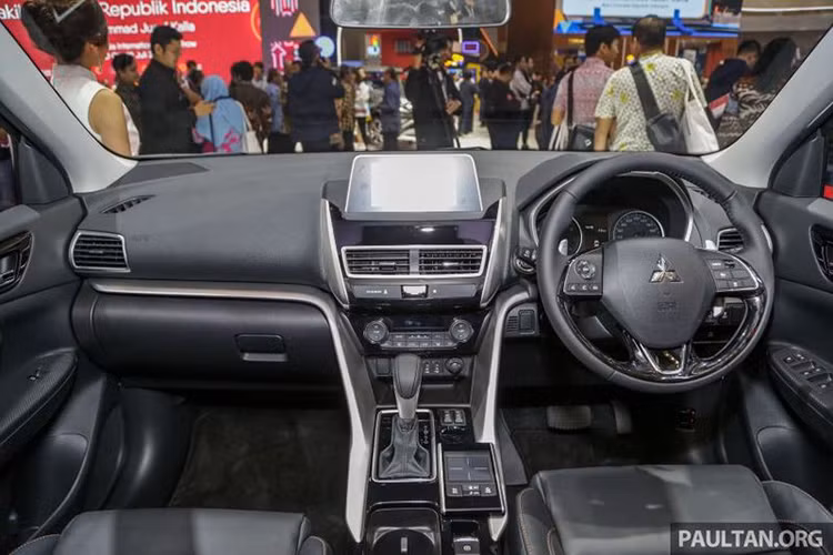 Bên trong Mitsubishi Eclipse Cross là không gian nội thất sẽ tạo cảm giác quen thuộc cho những ai từng lái Lexus NX. Điều này được thể hiện rõ qua thiết kế cụm điều khiển trung tâm với viền bằng kim loại màu bạc hai bên. Ngoài ra, Mitsubishi Eclipse Cross còn được trang bị cả điều khiển cảm ứng touchpad nằm bên cạnh cần số khá giống với xe Lexus.