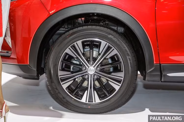 Chưa hết, Eclipse Cross còn đi kèm màu sơn đỏ do hãng Mitsubishi mới phát triển. Khi mua Mitsubishi Eclipse Cross màu đỏ Red Diamond này, khách hàng sẽ phải chi nhiều tiền hơn so với phiên bản màu đen và trắng. Xe cũng được trang bị bộ mâm 5 chấu cách điệu khá đẹp mắt.