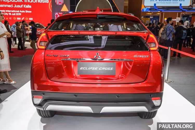 Trong khi đó, thiết kế đuôi xe Mitsubishi Eclipse Cross riêng biệt và độc đáo hơn với cụm đèn hậu kéo dài, nằm dọc theo chiều dài của kính sau. Thiết kế cụm đèn hậu của Mitsubishi Eclipse Cross có thể khiến nhiều người liên tưởng đến mẫu xe Honda CR-Z hiện đã bị ngừng bán. Nối giữa cụm đèn hậu chính là đèn phanh thứ ba, chia kính sau thành 2 phần.