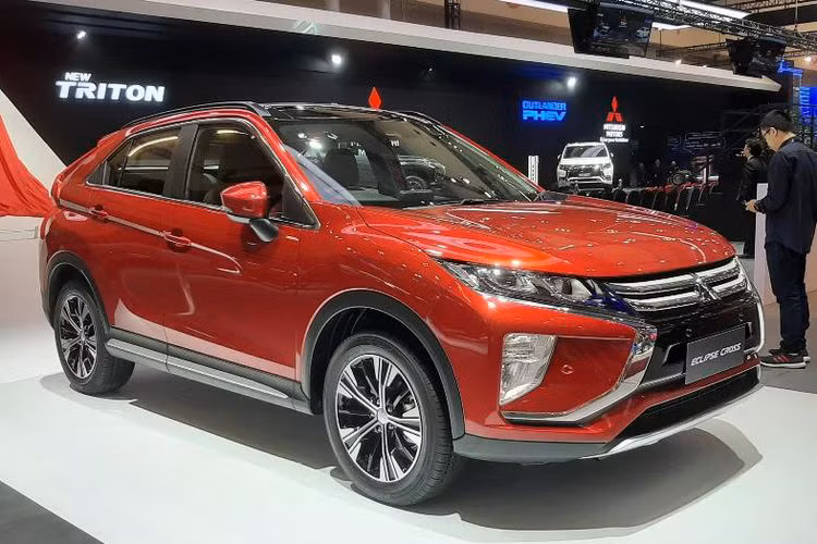 Giá xe Mitsubishi Eclipse Cross 2019 mới tại thị trường Indonesia khởi điểm từ 478 triệu Rupiah (khoảng 799 triệu đồng). Hiện chưa rõ sau Indonesia, Mitsubishi Eclipse Cross có được nhà phân phối đưa về Việt Nam để cạnh tranh với các đối thủ như Honda CR-V, Mazda CX-5 và Hyundai Tucson hay không.