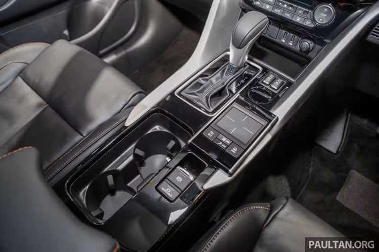 Mitsubishi Eclipse Cross tại Indonesia sở hữu khối động cơ xăng MIVEC 4 xi-lanh, tăng áp, dung tích 1,5 lít, sản sinh công suất tối đa 150 mã lực và mô-men xoắn cực đại 250 Nm tại dải tua máy 2.500 - 3.500 vòng/phút. Sức mạnh được truyền tới cầu trước thông qua hộp số tự động INVECS-III CVT giả lập 8 cấp và đi kèm lẫy chuyển số trên vô lăng.