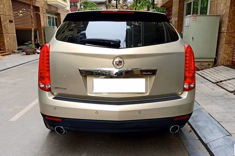 Một trong những đặc trưng khác của thương hiệu Cadillac là đèn hậu mỏng, đặt dọc cũng vẫn được giữ nguyên trên SRX thế hệ thứ hai. Các đường nét hai bên thân xe vuốt cao dần ra phía sau, cùng với cánh đuôi trên nóc xe khiến SRX có vẻ ngoài thể thao hơn.