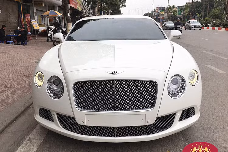 Về ngoại hình, Bentley Continental GT Speed rộng hơn 41 mm ở phía trước và 48 mm phía sau so với phiên bản từng được ra mắt trước đó. Trọng lượng tổng thể của chiếc xe là 2.320 kg. Hệ thống đèn pha trước hình oval cũng lớn hơn và kéo xuống gần cản trước.