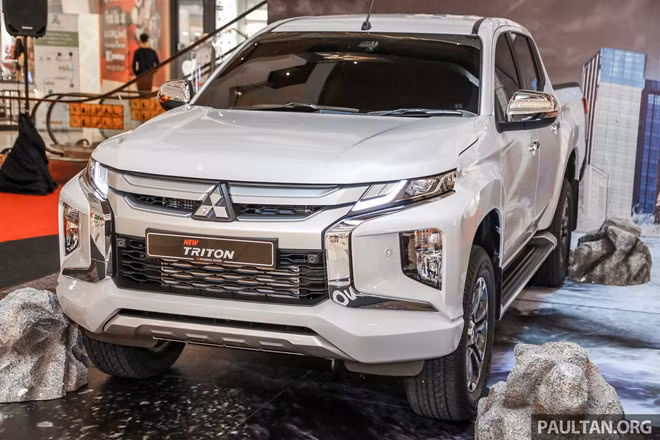 Phiên bản này có tên gọi là Mitsubishi Triton 2019 Adventure, xe sở hữu vẻ ngoài đặc trưng với đèn pha được nằm bên dưới đèn định vị LED mỏng nét tương tự như "người anh em" Expander đang bán tại Việt Nam.