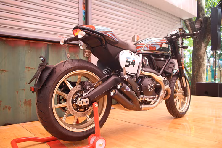 Scrambler Cafe Racer được Ducati phôi thai từ những mẫu xe huyền thoại của thập niên 60. Về ngoại hình, nó thể hiện sự chững chạc, với vẻ ngoài phong trần đặc trưng của phong cách retro với thiết kế mang đậm phong cách cafe racer cổ điển nhưng không thiếu nét hiện đại, lãng mạn.