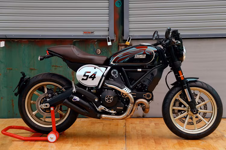 Scrambler Café Racer hiện vẫn chưa được Ducati Việt Nam công bố giá chính thức, tuy nhiên chắc chắn nó sẽ đắt hơn so với bản thường giá 300 triệu từng ra mắt trước đây. Rất có thể giá bán sẽ được tiết lộ tại Triển lãm Môtô – Xe máy Việt Nam năm 2017, sẽ diễn ra vào ngày 04-07/05/2017 tại Trung tâm Hội chợ và Triển lãm Sài Gòn (SECC) sắp tới.