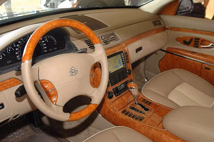 Mẫu xe siêu sang Maybach 57S sử dụng động cơ V12, dung tích 6.0 lít do Mercedes-AMG sản xuất, "trái tim" này mang đến công suất tối đa 603 mã lực và mô-men xoắn cực đại 1.001 Nm cho phiên bản 57S. Xe tăng tốc từ vị trí xuất phát lên 100 km/h chỉ sau 5 giây trước khi đạt vận tốc tối đa 277 km/h.