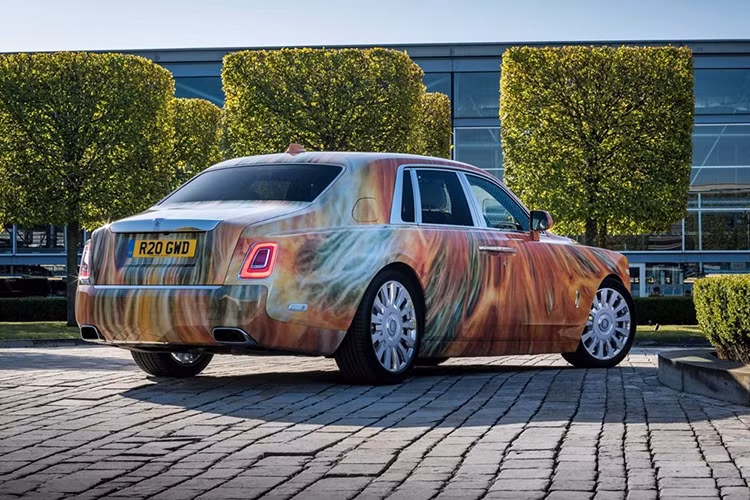 Quả thực như vậy, chiếc xe siêu sang Rolls-Royce Phantom thế hệ thứ 8 vừa được một khách hàng VIP của Rolls-Royce chi số tiền hơn 25 tỷ đồng để mua thuộc diện có một không hai trên thế giới. Điều thú vị là chiếc xe này không có gì nổi bật ở nội thất như vách ngăn riêng tư, mạ vàng hay màu sơn khoang lái được lấy từ lọ sơn móng tay yêu thích của một tiểu thư nào đó. Sự độc đáo đến từ bộ áo ở ngoại thất.