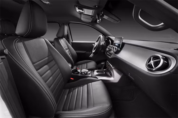 Với khoảng sáng gầm lên đến 220mm, hãng xe sang Mercedes-Benz cũng cho biết mẫu xe bán tải X350d mới này có thể chinh phục độ dốc lên đến 45 độ và dễ dàng lội qua vùng nước ngập 0,6m khá hoàn hảo.