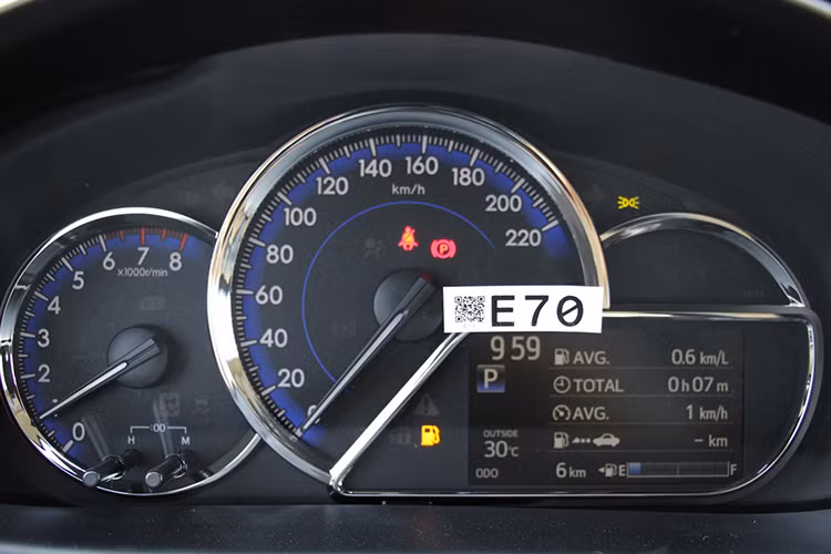 Đáng tiếc là nếu so với đối thủ Hyundai Accent bản cao cấp, Toyota Vios G 2020 mới vẫn còn thiếu cửa sổ trời là đủ để hoàn thiện danh mục “full option” như đối thủ từ Hàn Quốc.