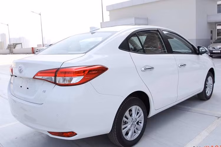 Với cấu hình cũ, khả năng vận hành của Vios bản nâng cấp gần như không có sự khác biệt lớn. Xe được trang bị hệ thống treo trước/sau độc lập MacPherson/dầm xoắn kết hợp cùng bộ lốp dày 185/60R15 giúp xe lướt qua các “ổ gà” khá êm ái. 
