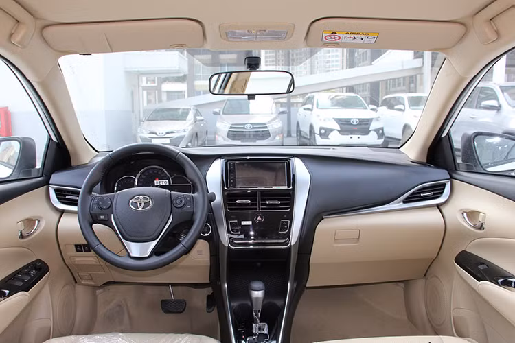 Toyota Vios G cao cấp nhất có thêm kiểm soát hành trình Cruise Control, cảm biến góc trước và sau, camera lùi và màn hình màu TFT cho hệ thống thông tin sau vô lăng. Các tính năng tiện nghi khác như nút bấm khởi động kèm chìa khóa thông minh, điều hòa tự động, ghế bọc da,… đều được giữ lại trên phiên bản mới.