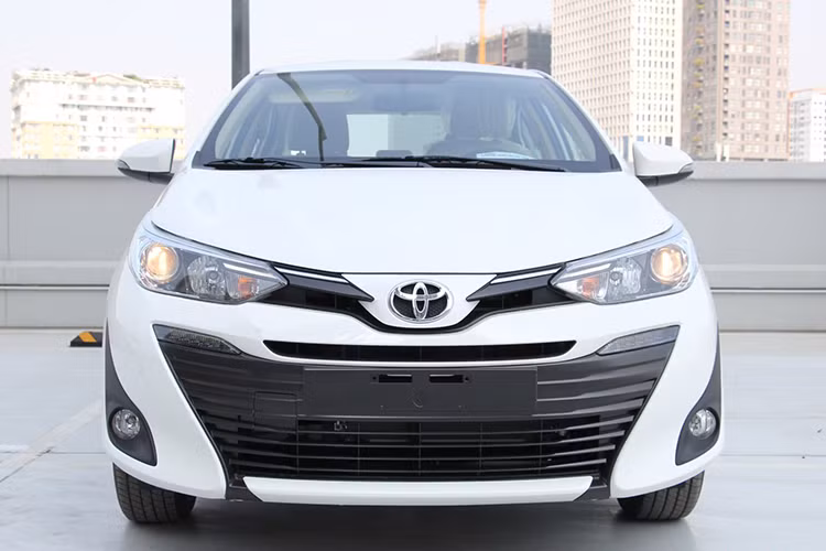 Phần đầu xe sở hữu lưới tản nhiệt mở rộng, đèn chiếu sáng kéo dài về phía kính chắn gió. Hốc đèn sương mù cách điệu. Phiên bản Vios G có trang bị đèn LED định vị ban ngày. Đèn hậu Vios mới mang tính thời trang hơn, cản sau nhận thay đổi rõ rệt so với phiên bản cũ.