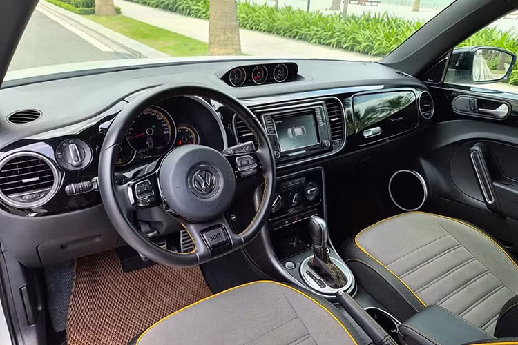 Bên trong nội thất của Beetle Dune mới cũng được Volkswagen hoàn thiện độc đáo hơn với các tấm ốp nhựa sơn màu mang phong cách thể thao, ghế bọc da 2 tông màu và chần chỉ tương phản. Xe được tích hợp sẵn hệ thống thông tin giải trí với màn hình 6,3 inch với đầy đủ các tính