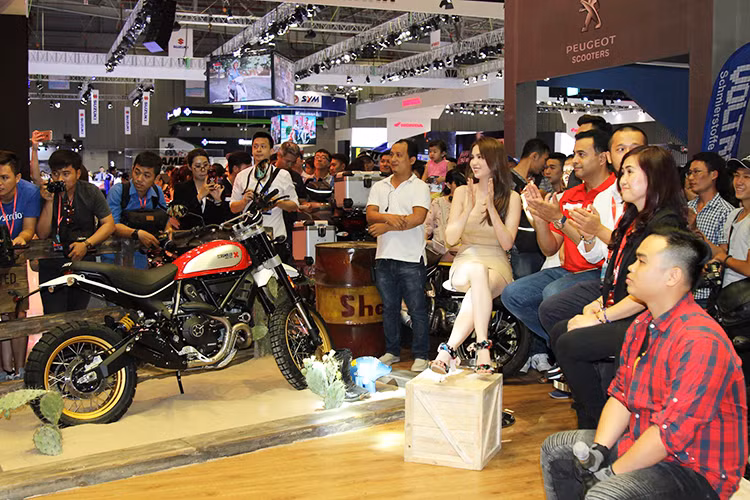 Tham gia sự kiện triển lãm xe máy Việt Nam năm nay với chủ đề "The journeys of innovation' gian hàng của Ducati Việt Nam được chia thành 3 phân khu trưng bày mang từng chủ đề riêng, và đặc biệt là mang đậm triết lý " More Than Red" mà hãng Ducati đang hướng đến.