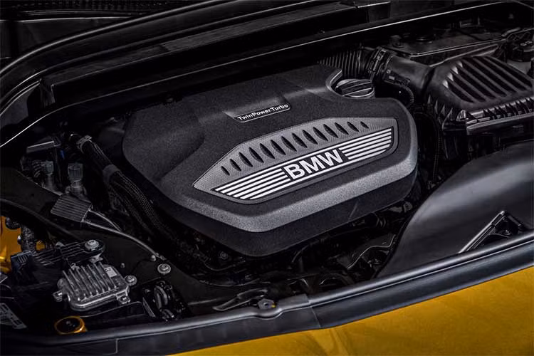 BMW X2 được trang bị động cơ 2 lít, 4 xi-lanh tăng áp sản sinh công suất 228 mã lực và mô-men xoắn cực đại 350 Nm. Đi kèm hộp số tự động 8 cấp và hệ dẫn động 4 bánh. Với gói tùy chọn M Sport X, chiếc xe này có thêm lẫy sang số trên vô-lăng. Theo BMW, xe có khả năng tăng tốc 0-97 km/h sau 6,3 giây trước khi đạt tốc độ tối đa 209 km/h.