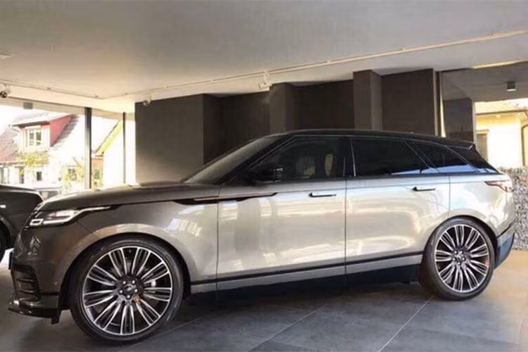 Là mẫu xe cao cấp trang bị an toàn của xe vẫn đầy đủ các công nghệ tối tân như camera 360 độ, phanh khẩn cấp tự động, phát hiện người đi bộ, cảnh báo điểm mù hay kiểm soát làn đường... Đúng theo công bố của Jaguar Land Rover tại Việt Nam, giá xe khoảng 6,8 tỷ đồng.