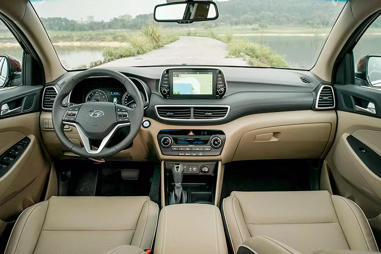 Hyundai Tucson 2019 Facelift sở hữu một không gian nội thất thiết kế mới sang trọng và tinh tế hơn với các đường gân mạnh mẽ cùng vật liệu cao cấp. Nguyên lý thiết kế HMI (Human Machine Interface) được áp dụng và nâng lên một tầm cao mới giúp Tucson sở hữu không gian nội thất đẳng cấp, tiện nghi nhưng vẫn dễ sử dụng nhất trong phân khúc.