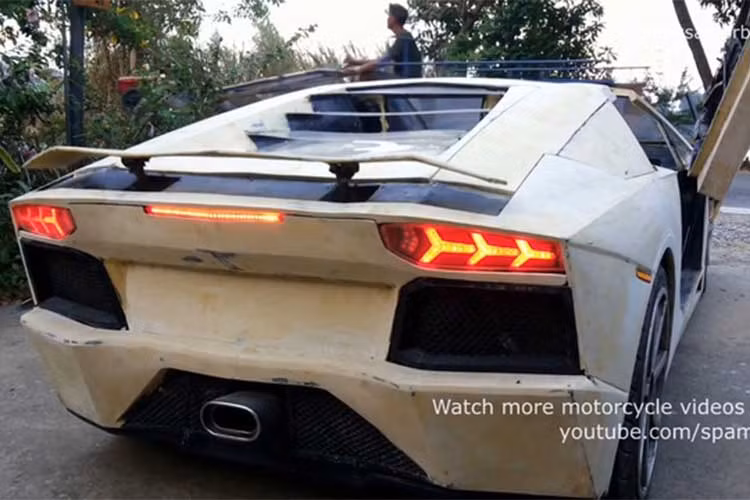 Chiếc xe máy Lamborghino Aventador Roadster trong quá trình hoàn thiện được thiết kế với cụm đèn hậu LED dạng xương cá giống y như trên siêu xe thật. Ống xả đơn đặt ở giữa cùng các khe hút gió. Cửa có thể mở dạng cánh chim không hề kém cạnh bất cứ một siêu xe "hàng khủng" nào. 