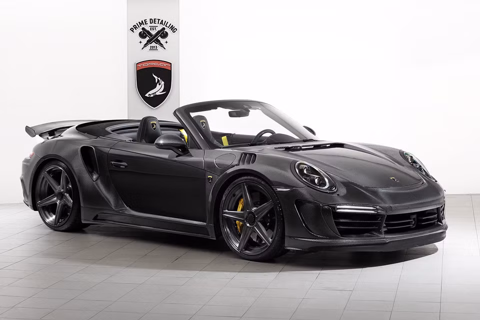 Là dòng xe thể thao thương mại khá phổ biến và dễ bị ''đụng hàng'' nên mẫu siêu xe Porsche 911 Turbo S Cabriolet vừa được hãng độ TopCar của Nga nâng cấp toàn diện với tên gọi Stinger GTR Carbon Edition.