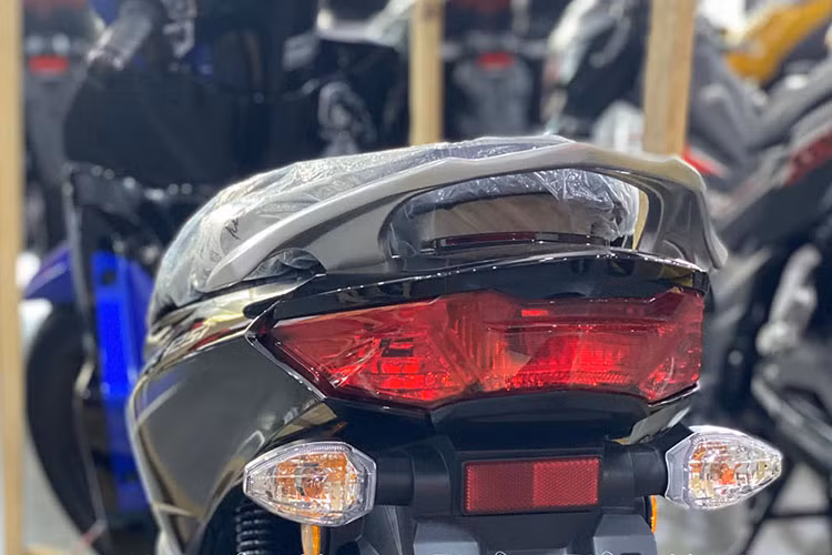 Chủ một cửa hàng xe máy tại quận 5, TP.HCM chia sẻ rằng, cửa hàng đã phân phối Wave 125i "Made in Thailand" trong suốt hai năm qua và mặc dù giá bán cao hơn nhiều so với Honda Future 125 FI, mẫu xe này vẫn nhận được sự quan tâm mạnh mẽ từ khách hàng.