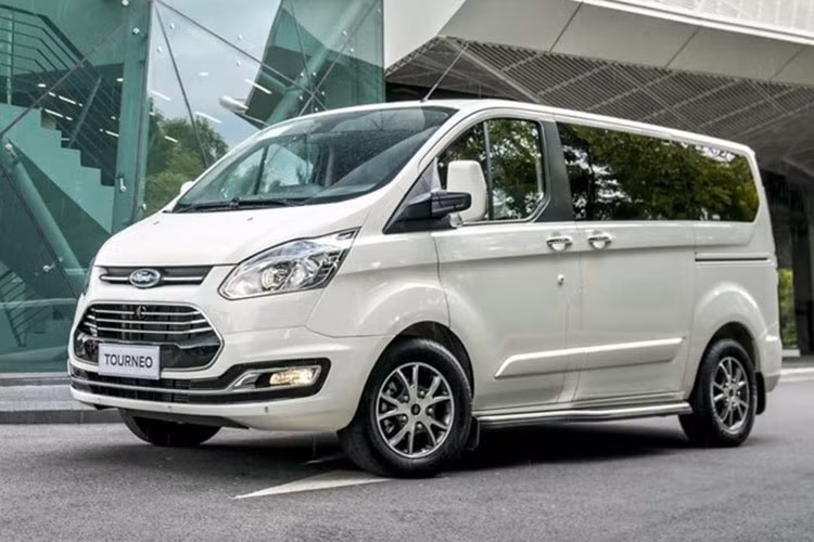 Trong tháng 5 vừa qua, mẫu MPV 8 chỗ của hãng Ford là Tourneo vẫn giữ được con số bán ra là 32 xe so với tháng trước đó. Đây là nỗ lực đáng khen của dòng xe kén khách này, nhất là khi sản xuất đang bị tạm dừng. Ford Tourneo hiện bán 2 phiên bản Titanium và Trend đi cùng lựa chọn 5 màu gồm: trắng, nâu, đen, bạc và ghi xám. Mức giá bán lần lượt là 999 triệu đồng cho bản Trend và 1,069 tỷ đồng cho bản Titanium.