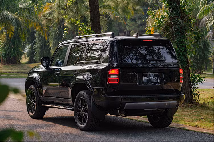 Khác biệt duy nhất giữa Prado M và phiên bản cao cấp là xe chỉ được trang bị cửa sổ trời đơn, thay vì cửa sổ trời toàn cảnh như trước. Ngoài ra, tất cả các thông số còn lại đều được giữ nguyên.
