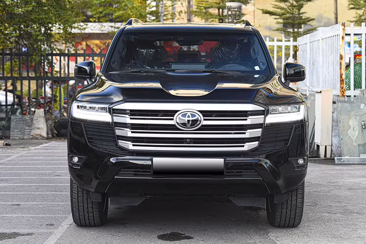 Toyota Việt Nam vừa cập nhật giá bán mới cho hai mẫu SUV cao cấp Toyota Land Cruiser LC300 và Land Cruiser Prado LC250 trên website chính thức. Theo cập nhật mới nhất, mức giá xe Toyota Land Cruiser LC300 hiện bán ra 4,580 tỷ đồng, tăng 294 triệu đồng so với trước.