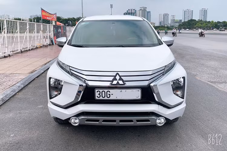 Về ngoại hình chiếc xe mới chạy khoảng 1 năm này còn khá mới. Các chi tiết của xe như lưới tản nhiệt mang đậm dấu ấn của ngôn ngữ thiết kế mới Dynamic Shield, cụm đèn trước dạng 3 tầng, trên cùng là dải đèn LED định vị ban ngày, phía dưới ở giữa là đèn pha/cos và xi-nhan, nằm dưới cùng là bộ đèn sương mù hình tròn... giúp Xpander khác biệt so với các đối thủ cùng phân khúc.