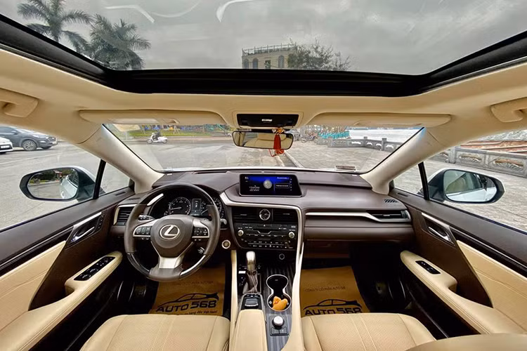 Bên trong nội thất của chiếc xe crossover hạng sang Lexus RX 350 2016 đã được thiết kế lại với bảng điều khiển trung tâm trực quan và hướng tới người lái nhiều hơn so với đời cũ. Nằm phía trên bảng táp-lô là một màn hình lớn tới 12,3 inch. Xe được trang bị ghế ngồi bọc da cao cấp, điều chỉnh điện hoàn toàn, có khả năng nhớ vị trí và hệ thống sưởi/quạt gió.