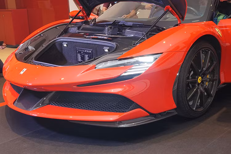Về phong cách thiết kế, mẫu siêu xe Ferrari SF90 Stradale này đang thay đổi thời đại khi viết lại tỷ lệ thiết kế của một mẫu xe thể thao mang kiểu dáng berlinetta với động cơ đặt giữa phía sau, lần đầu tiên được giới thiệu trên 360 Modena 20 năm về trước, thay vì lấy cảm hứng từ những mẫu xe thể thao đương đại gần đây của Ferrari.