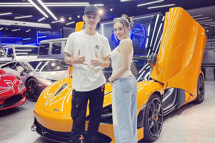 Được biết, Trang Nemo đã mua cặp đôi xe McLaren 720S Spider và SUV hạng sang Mercedes-AMG G63 từ showroom K-Supper, do Phan Công Khanh làm chủ. Thú vị hơn, cả 2 tay chơi 9X này là đồng hương, sinh ra ở tỉnh Bến Tre. Tuy nhiên, có không ít ý kiến cho rằng, siêu xe mui trần McLaren 720S Spider của Trang Nemo không phải là mua đứt, mà chỉ thuê theo tháng?